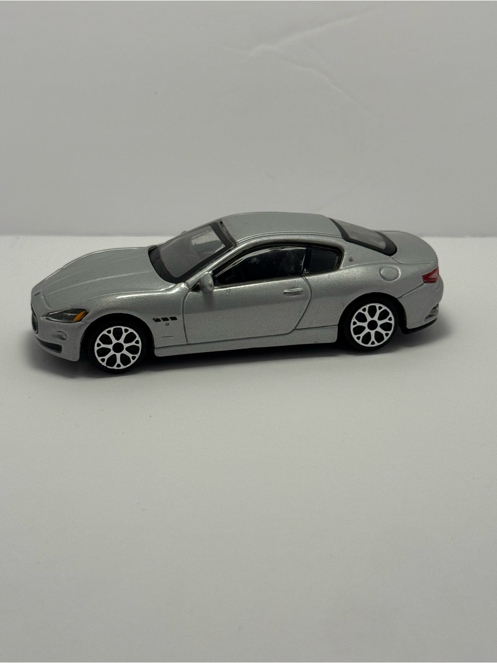 Burango Maserati Grand Turismo Silver 1:43 Scale Die Cast Toy Car (TC01)
